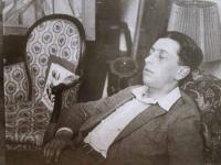 Robert Desnos fotografado por Man Ray durante uma sessão surrealista de sono hipnótico. Paris, 1922